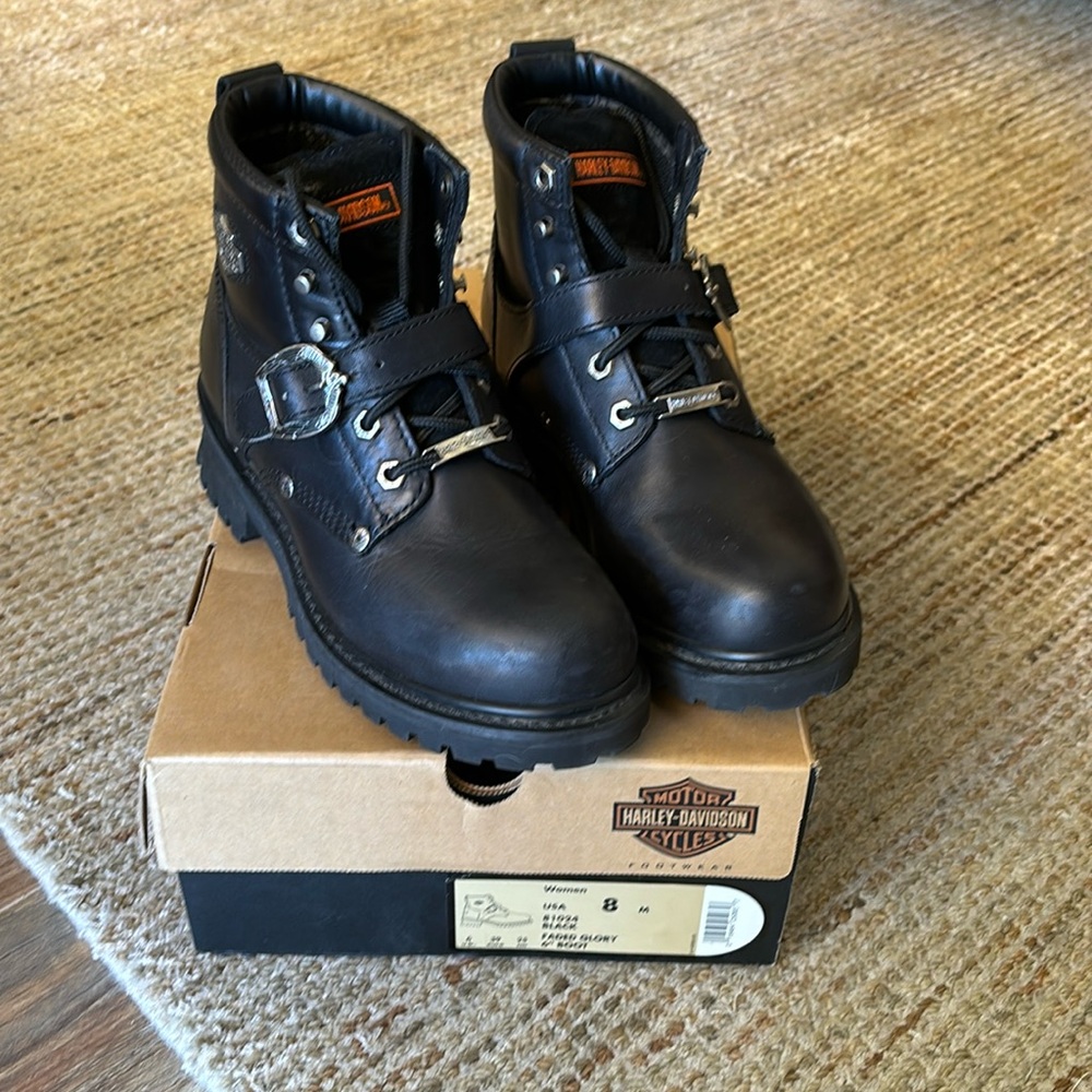 Women size 8 black leather Harley Davidson motorcycle boots. Like new see pics